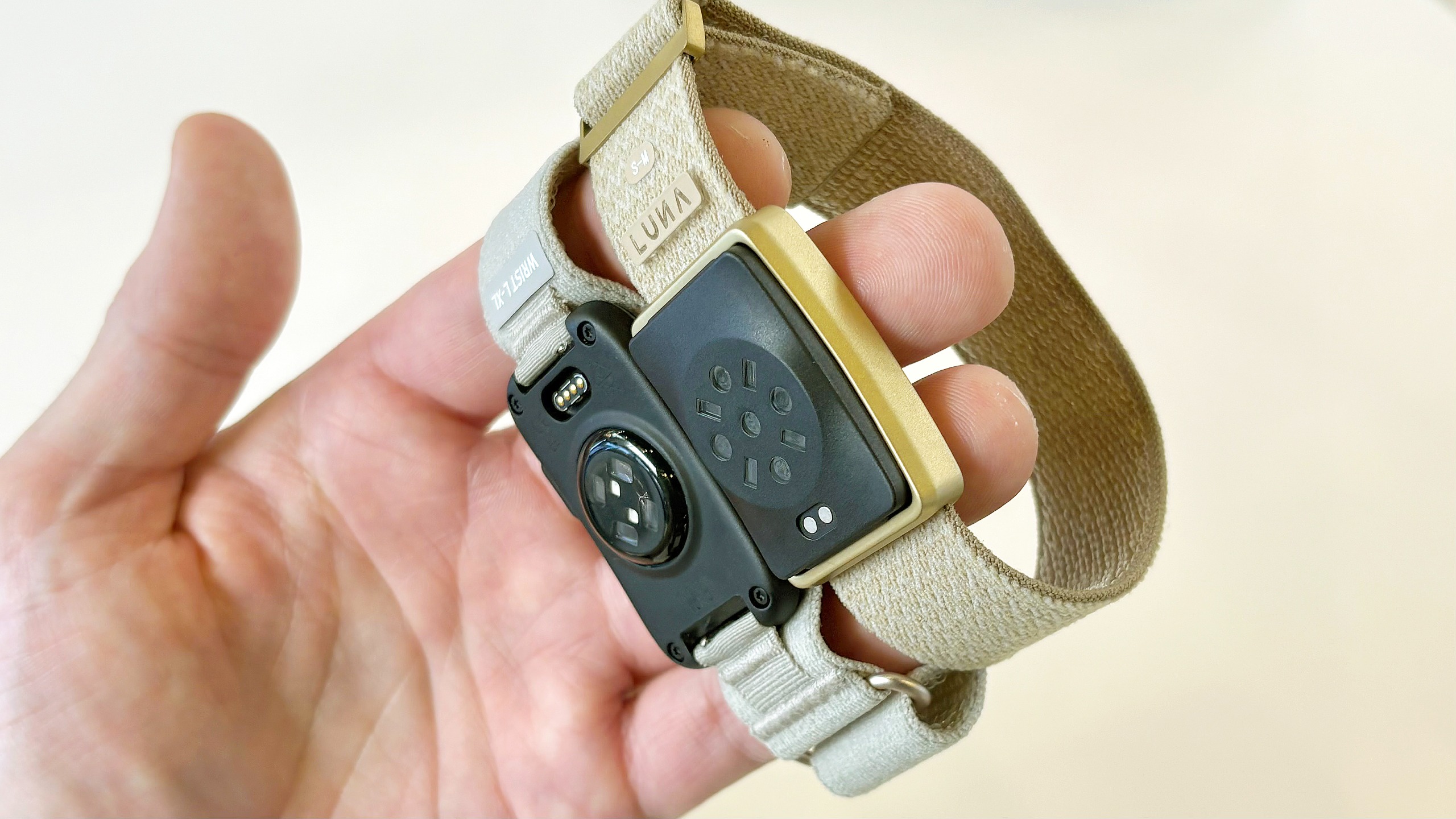 Gros plan sur le tracker sans écran Garmin Cirqa à côté du Luna Band à l'IFA 2026 à Berlin