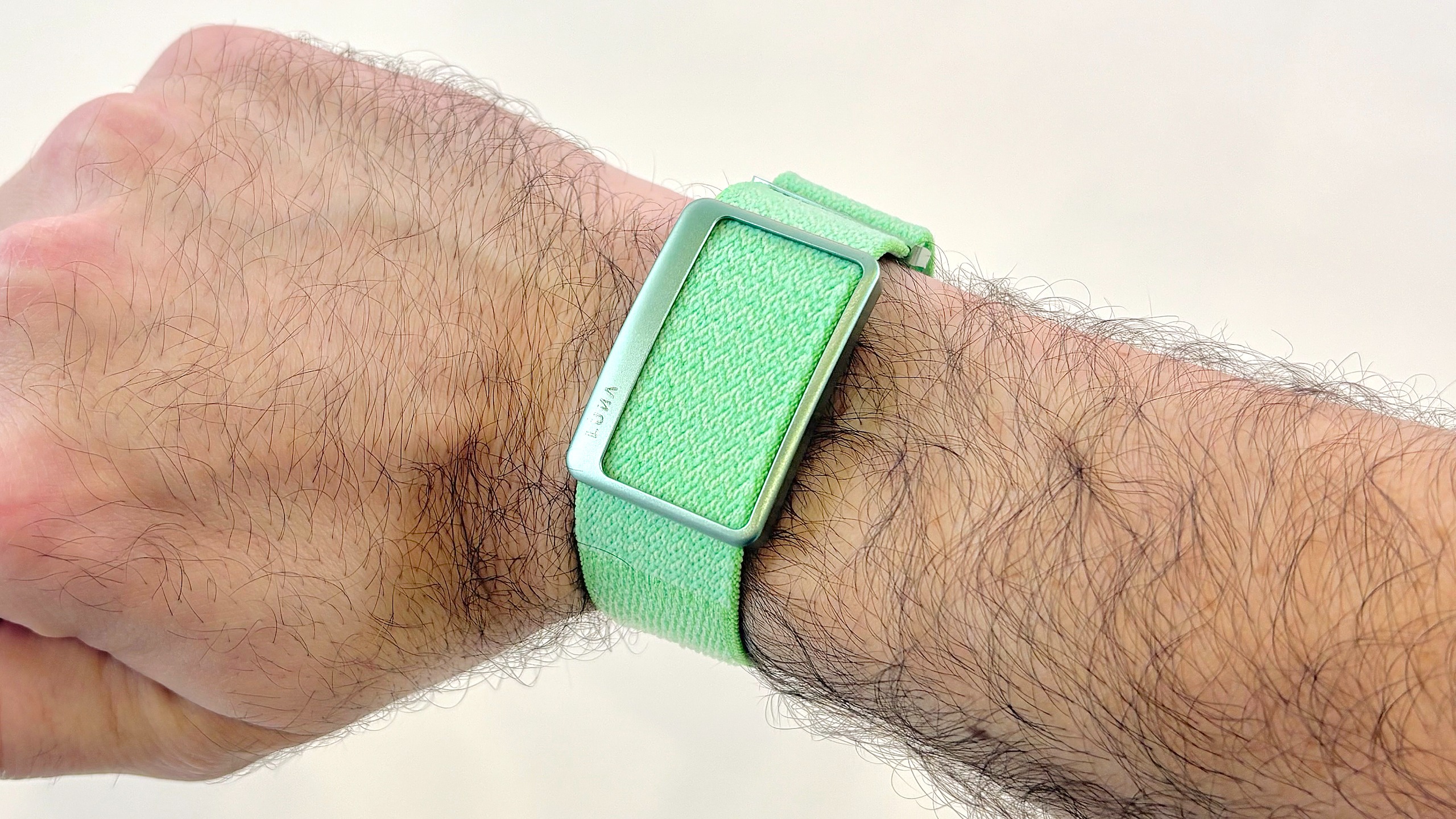 Gros plan sur le tracker sans écran Garmin Cirqa à côté du Luna Band à l'IFA 2026 à Berlin