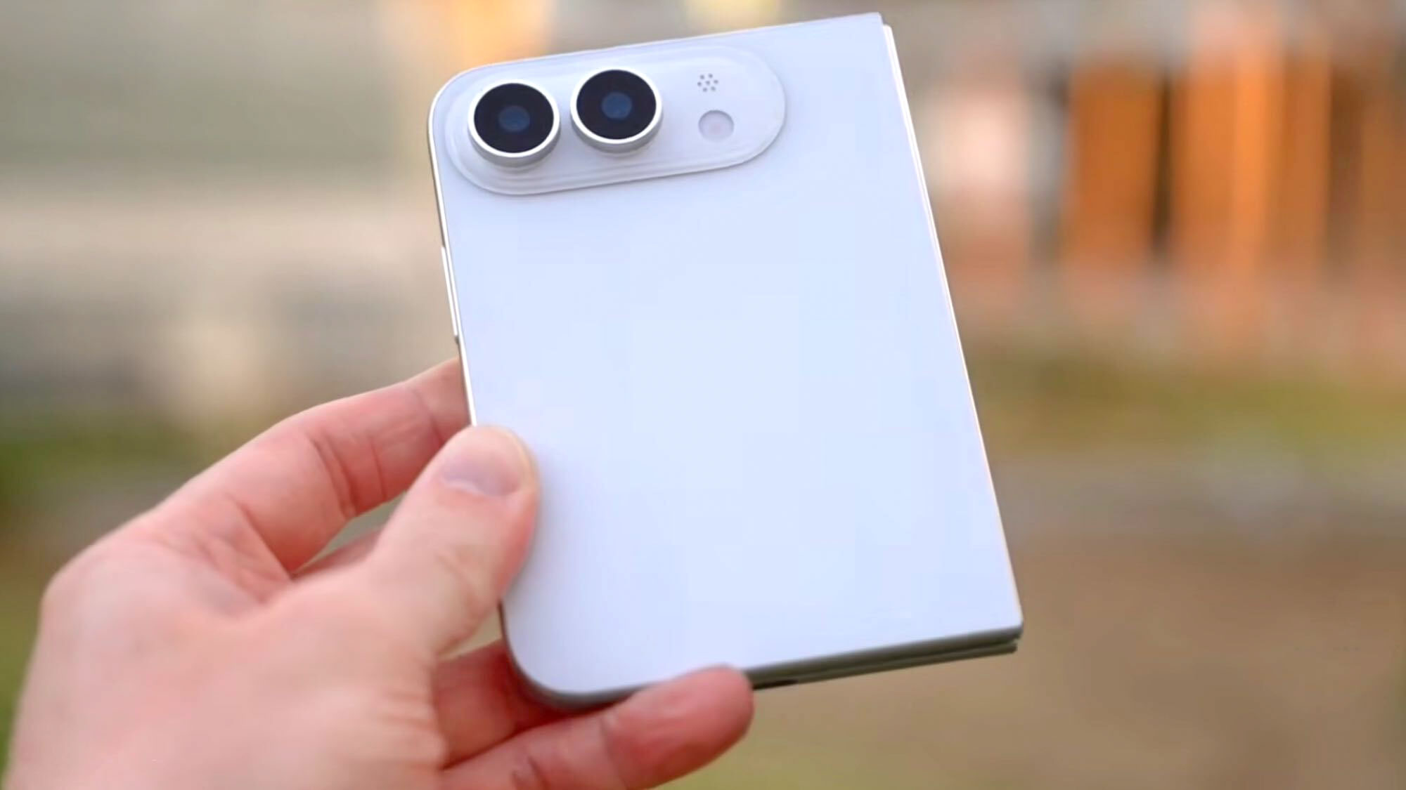 Rendu iPhone Ultra montré en main