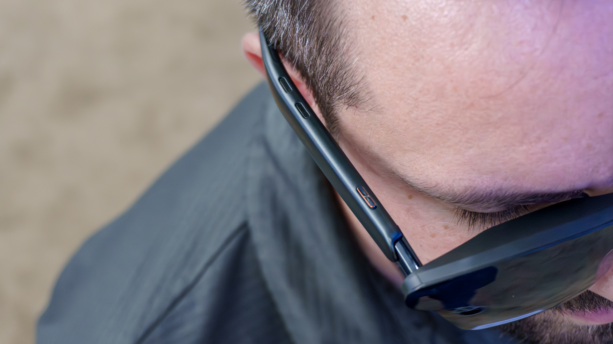 Une vue aérienne montrant le bouton de changement de mode sur les lunettes RayNeo GT Max AR