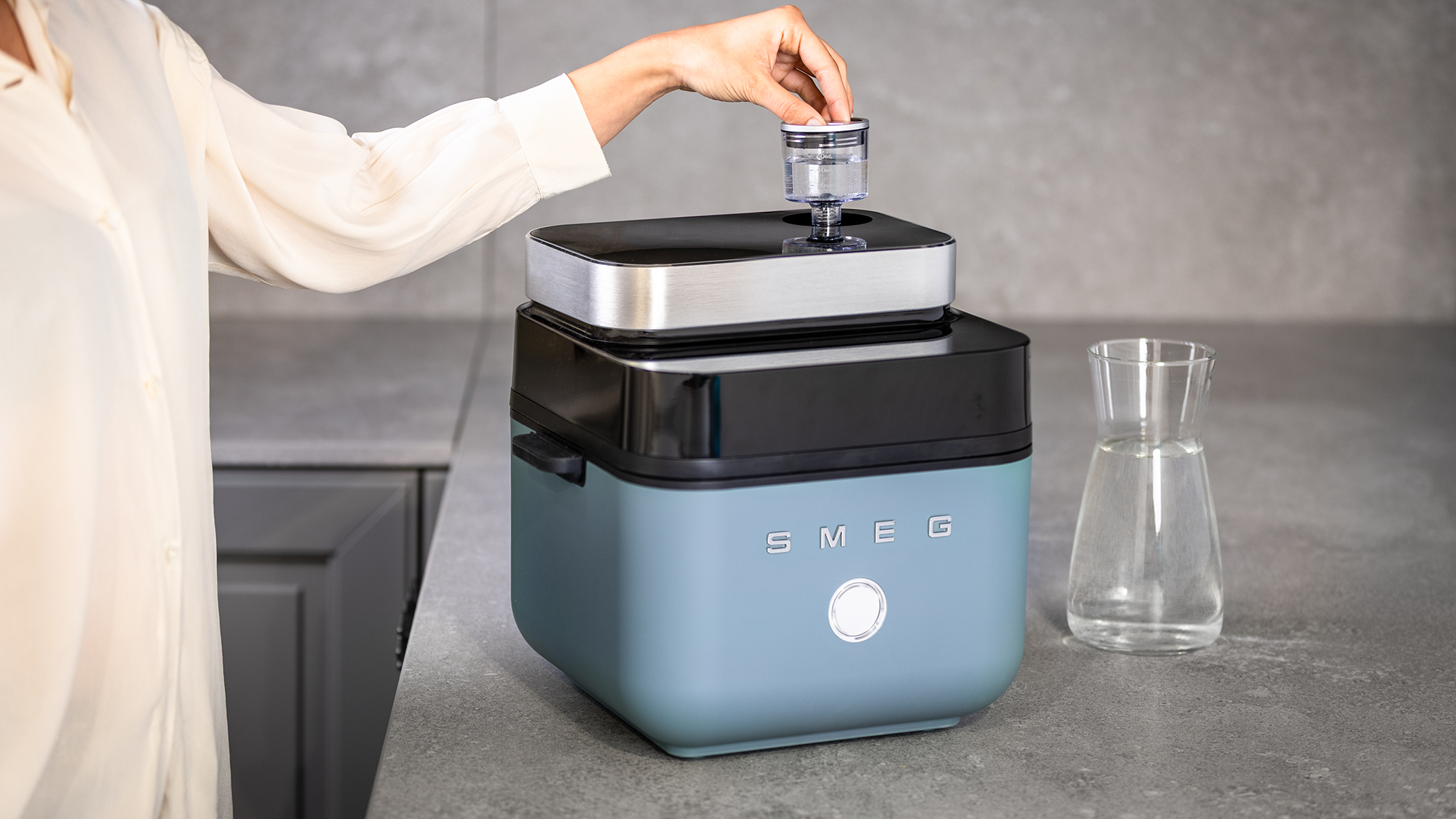 Friteuse à air Smeg démontrant la fonction vapeur