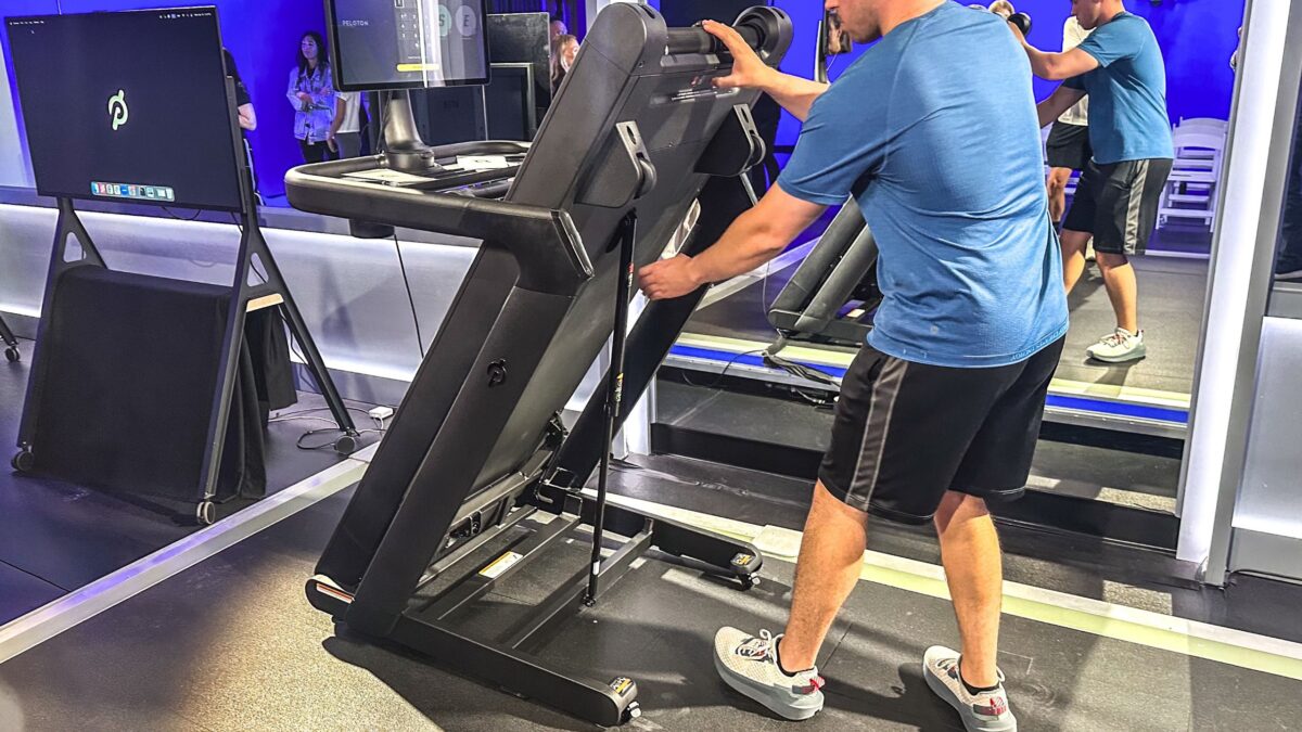 Peloton a finalement sorti un tapis roulant que je peux (en quelque sorte) me permettre – et il se plie image-37715