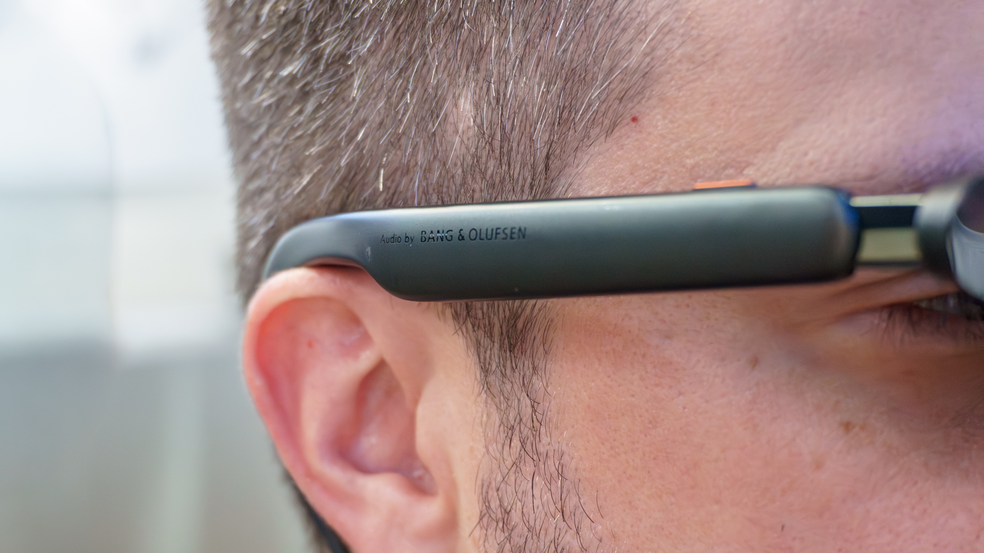 Un gros plan du côté droit des lunettes RayNeo GT Max AR