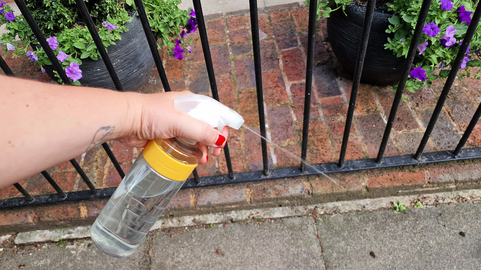 Pulvériser de la mousse devant une porte d'entrée