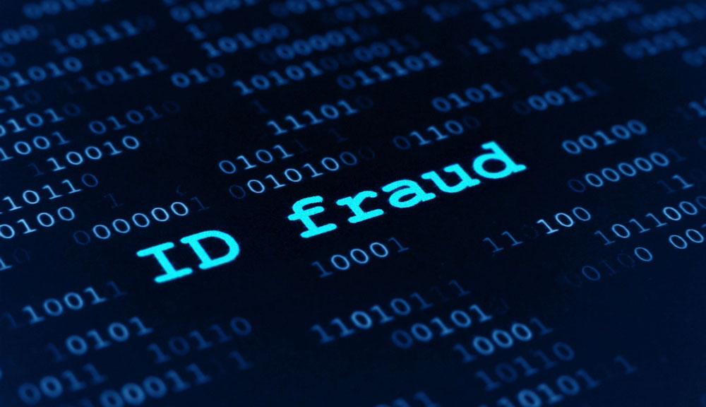 Les mots « fraude à l'identité » mis en évidence sur le champ sombre des uns et des zéros.