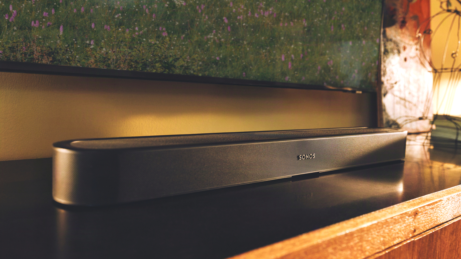 Un Sonos Beam Ultra noir sur un support de divertissement.