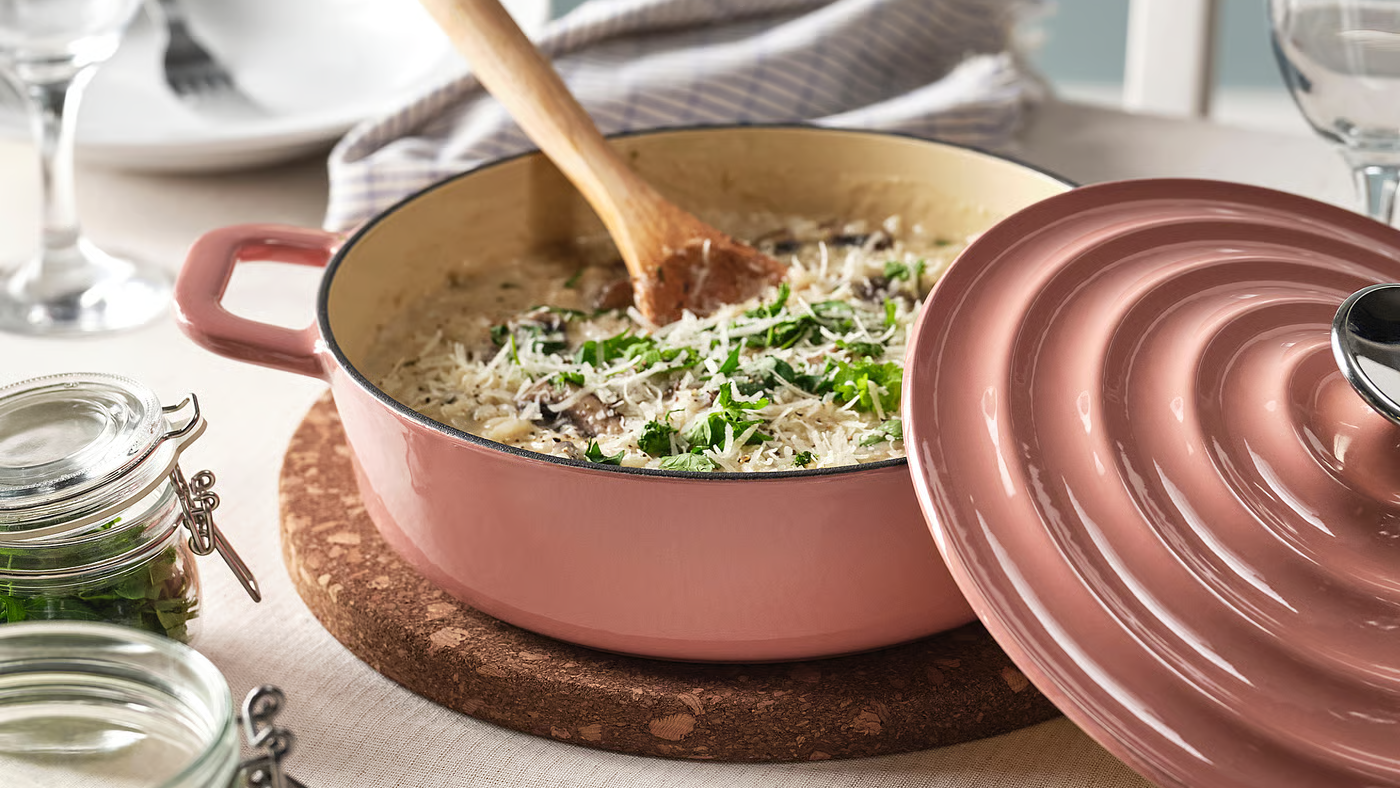 IKEA vient de lancer un dupe Le Creuset à 34 $ – cette batterie de cuisine en fonte va directement dans mon panier image-37810
