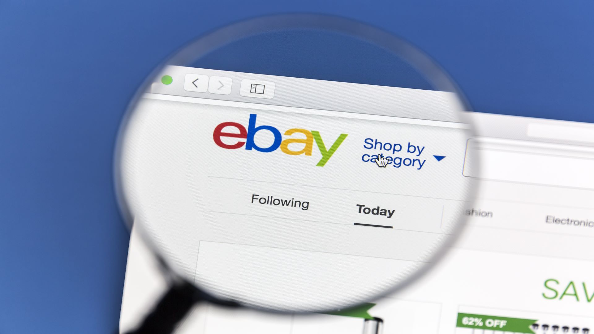 Image montrant la page d'accueil d'eBay avec une loupe mettant en évidence le logo