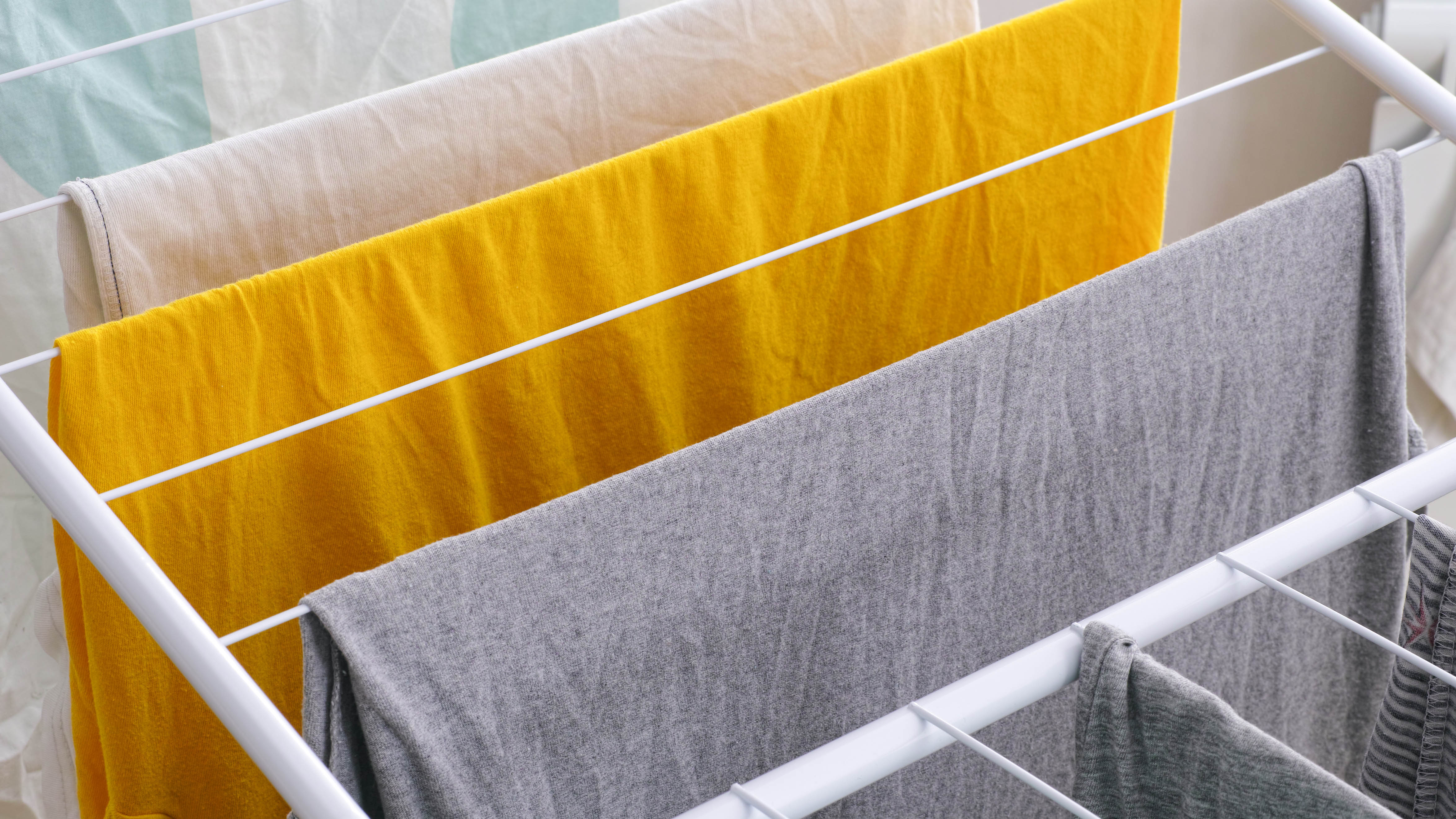 Un gros plan de vêtements sur un séchoir, espacés