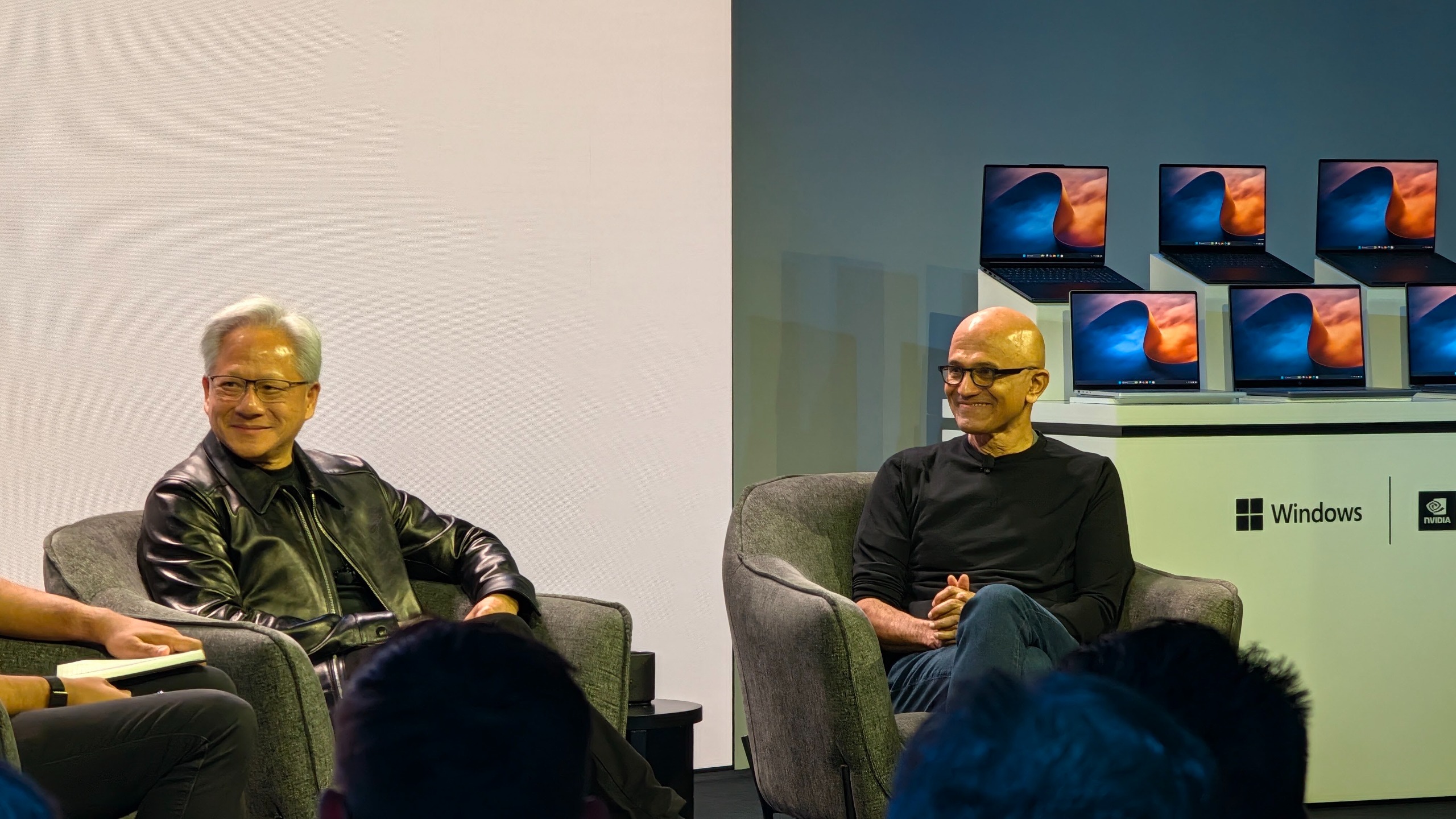 Jensen et Nadella sur scène lors de l'événement Microsoft Surface Laptop Ultra
